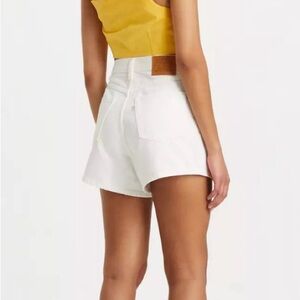 Levi’s 80s Mom Shorts—White